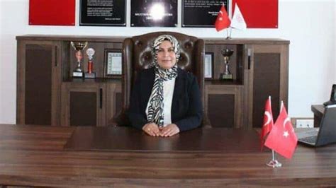 T­e­s­a­d­ü­f­ü­n­ ­B­ö­y­l­e­s­i­:­ ­E­ş­i­ ­A­K­P­’­y­e­ ­K­a­t­ı­l­d­ı­,­ ­İ­k­i­ ­H­a­f­t­a­ ­S­o­n­r­a­ ­M­ü­d­ü­r­ ­O­l­d­u­